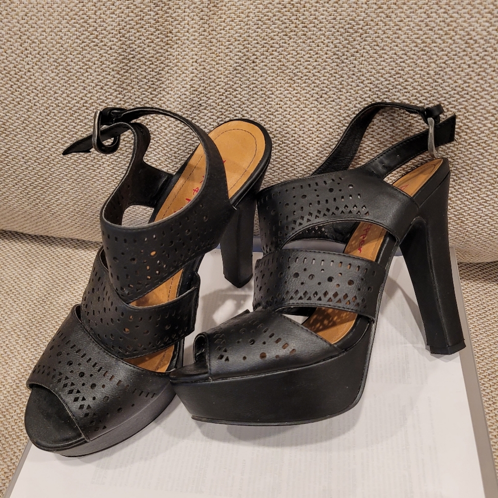 Pink & Pepper Lucie Platform High Heel